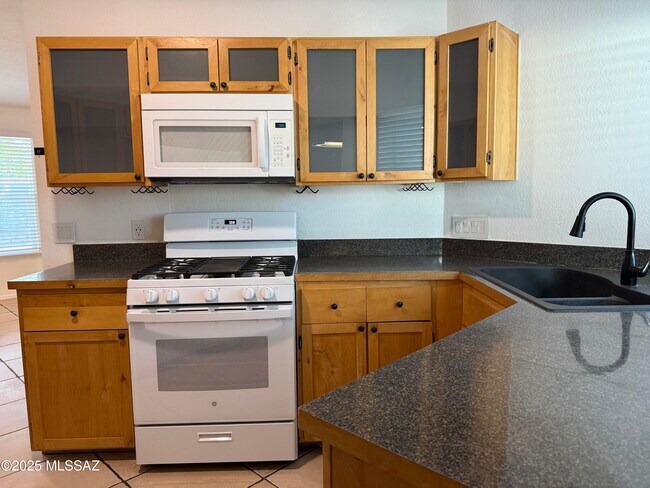Building Photo - 2560 W Tenbrook Way
