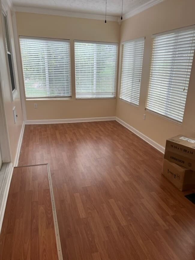 Building Photo - Maryville 37803 - Upstairs only -  4 & 1.5 baths - Contact Troy Adams (865) 233-6949