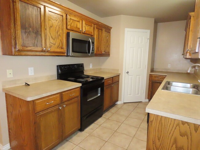 Building Photo - Beautiful 3 Bedroom, 2 Bath Duplex in Lind...
