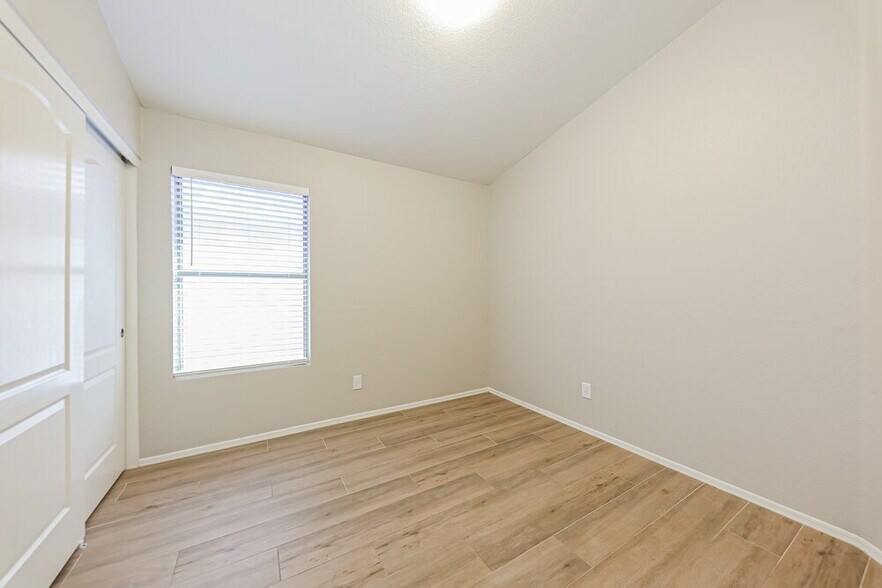 Building Photo - 15415 W Lea Ln