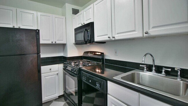 Building Photo - 420 E 80th St