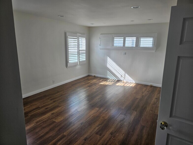 Building Photo - 3250 Lowry Rd