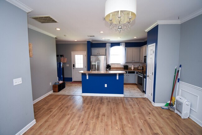 Building Photo - 3564 Alexandria Ave