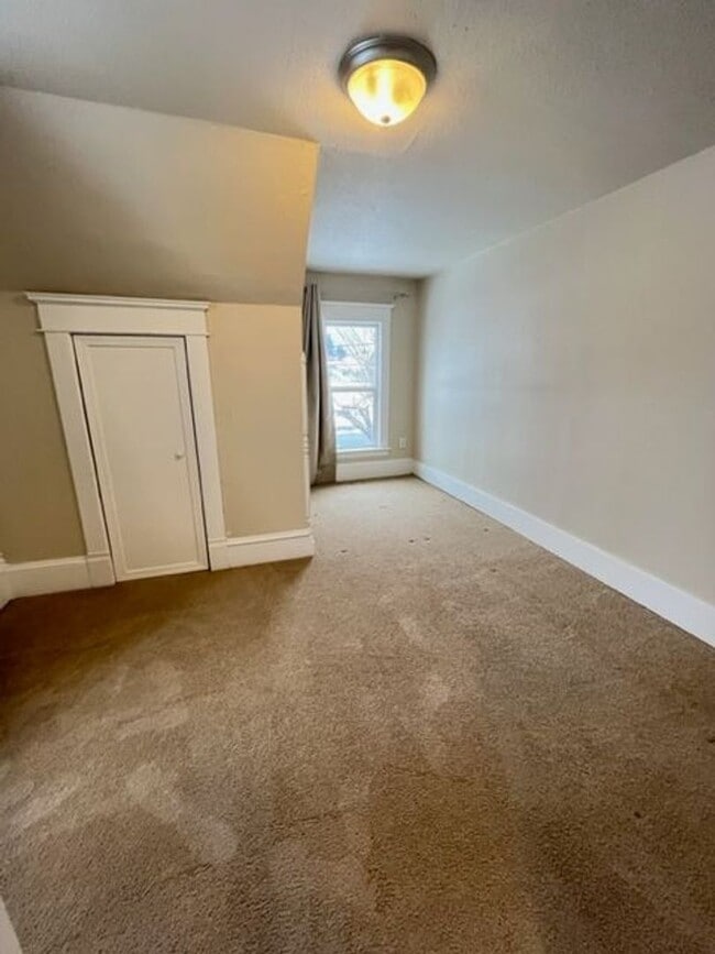Building Photo - Charming 3 Bedroom 2 Bath Home in Everett with Storage Garage!