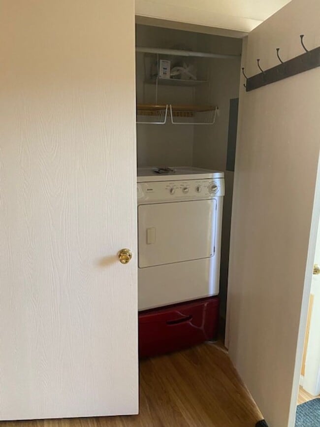 Building Photo - 2 bedroom, 1.5 bath Townhome  $1600/month