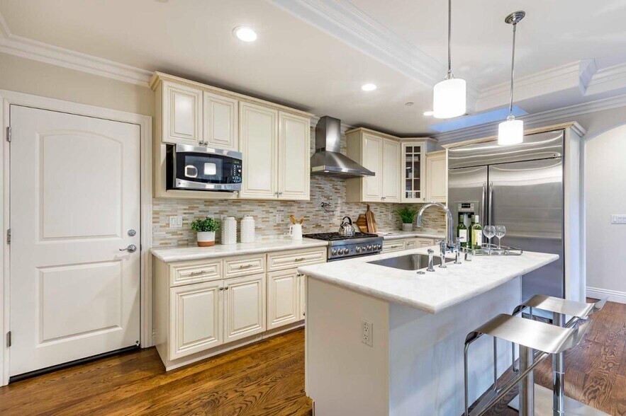 Building Photo - 140 Tennyson Ave