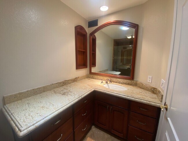 Building Photo - 2 Bedroom, 2 Bath Home with Golf Course View!