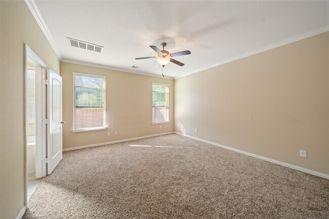 Building Photo - 667 Oak Cir Dr E