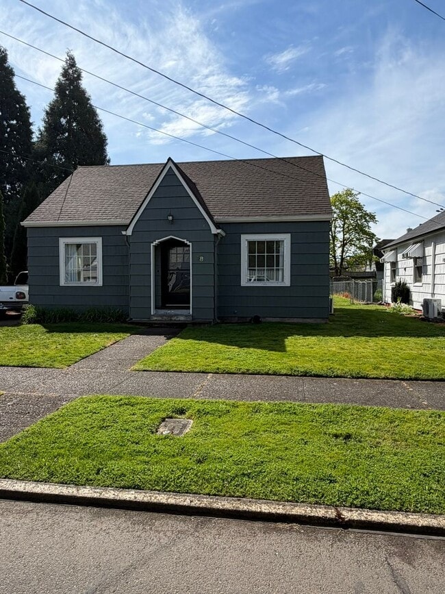 Building Photo - Charming 3 Bedroom with a Large Fenced Yard!