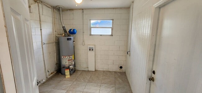 Building Photo - 3060 Avon Ln