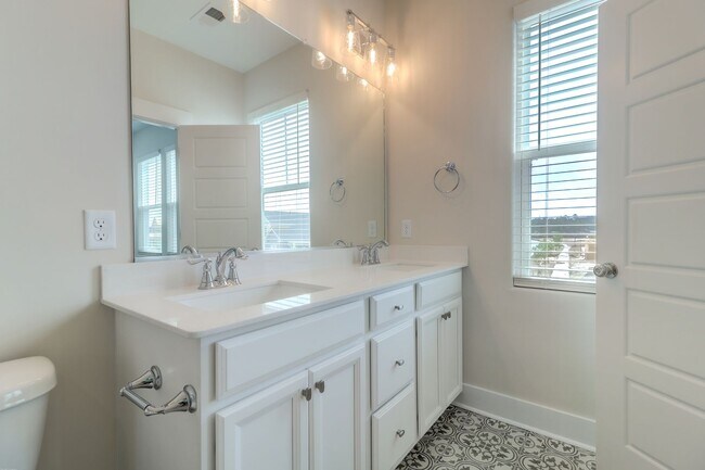 Building Photo - Beautifully Maintained 3 Bedroom, 2.5 Bath...