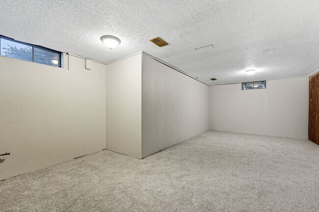 Building Photo - 3070 Reed St