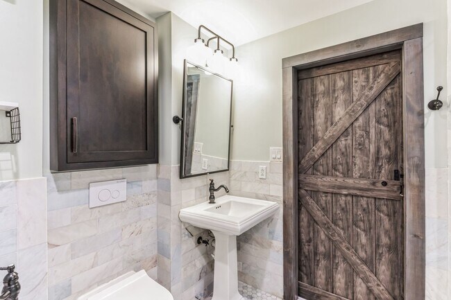 Building Photo - Beautiful 2 Bedroom, 1 Bathroom Condo In W...