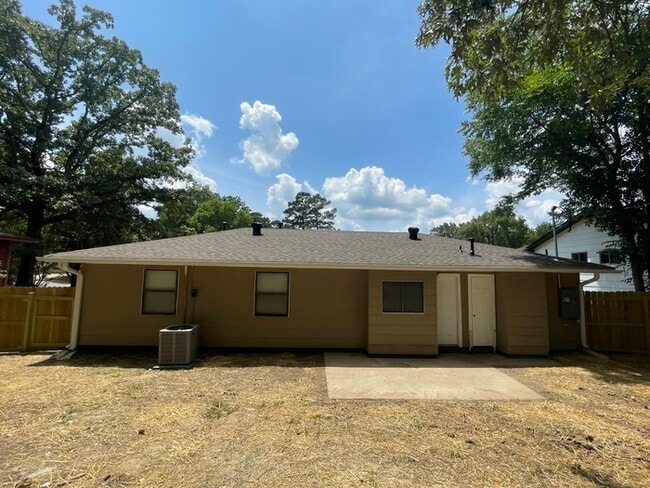 Building Photo - 23 Brookview Dr