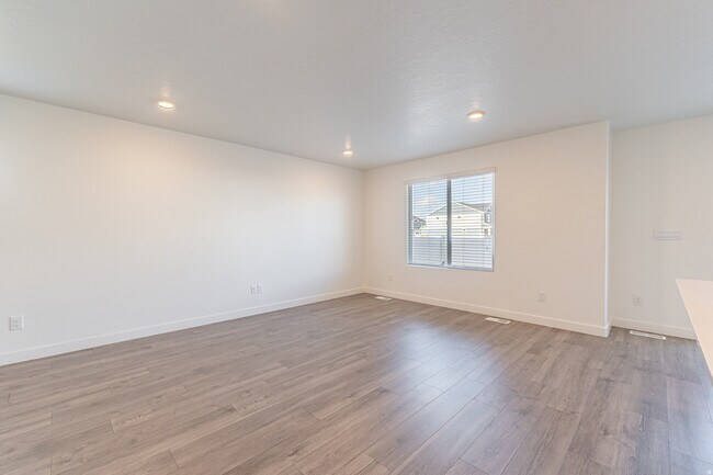 Building Photo - 3601 E 1360 S