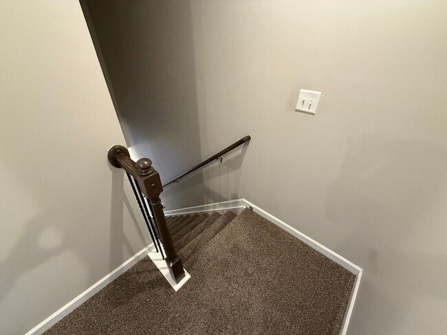Building Photo - Beautiful Townhome in the steel creek area!