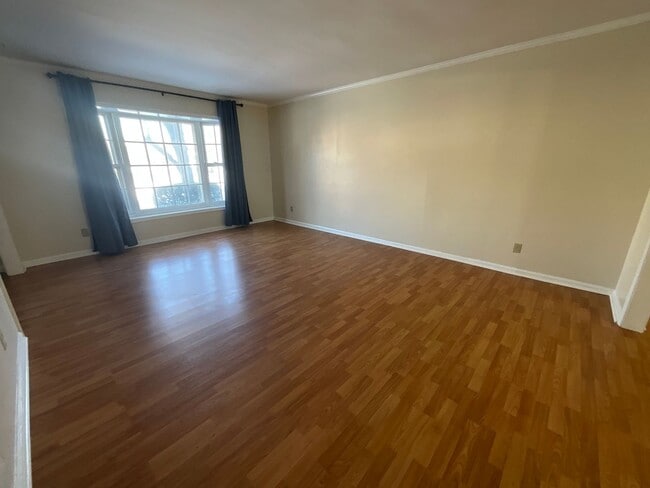 Building Photo - Lovely 3 Bedroom End Unit in Battle Forest!