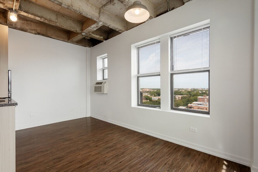 Building Photo - 4549 N Malden St