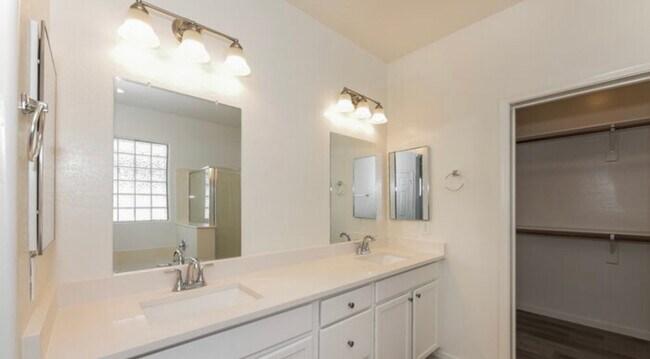 Building Photo - 4505 W Pleasant Ln