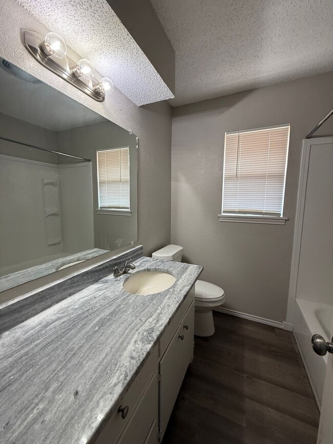 Building Photo - Available NOW ***1/2 off the first months ...