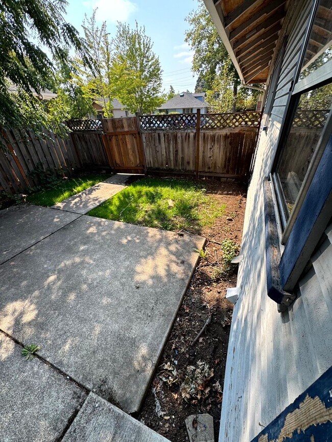 Building Photo - 3 Bedroom House on Jefferson St Near Downtown, Campus, and More!