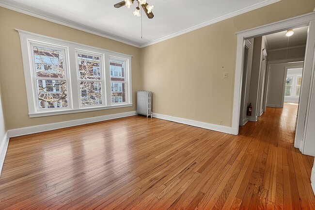 Building Photo - Large 3-bed/1-bath Apartment in the Heart of Rogers Park!