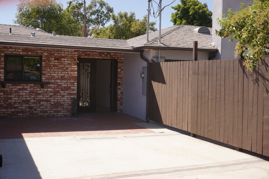 Primary Photo - 7543 Enfield Ave