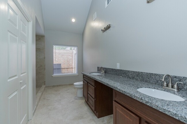 Building Photo - Huge breathtaking home!! Gated comunity with private lakes!