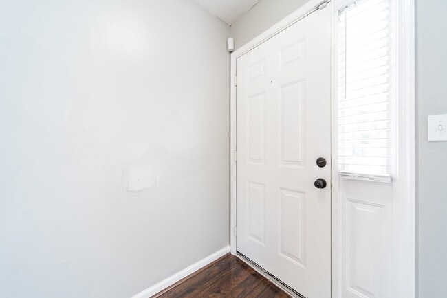 Building Photo - Beautiful 3 bed/ 2.5 bath home in Deep Creek
