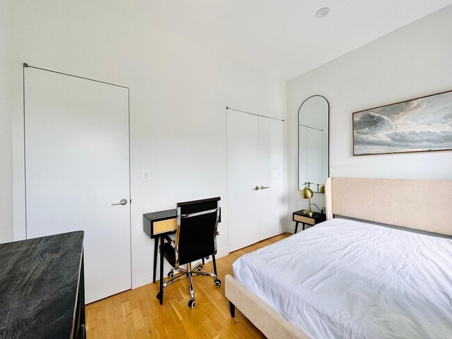 Building Photo - Furnished room/NOT APARTMENT