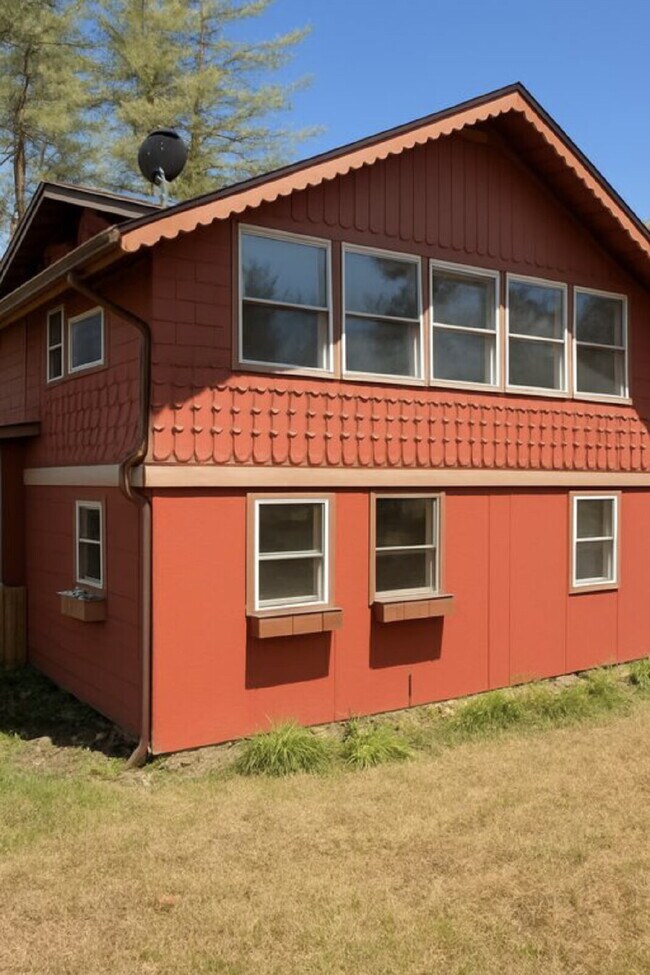 Building Photo - "Charming 2-Bedroom Retreat with Granite Touches and Hardwood Elegance in Hendersonville!"