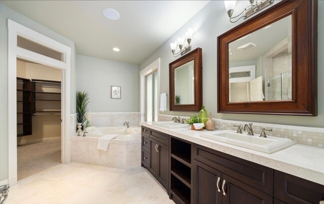 Building Photo - Beautiful Home in Semiahmoo!
