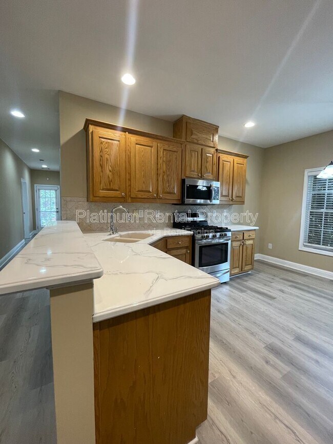 Building Photo - 546 Town Square Way