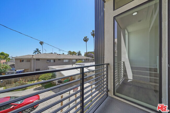 Building Photo - 1202 N Orange Grove Ave