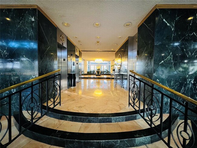 Building Photo - 900 Bay Dr