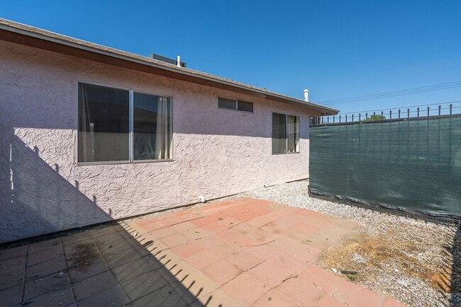 Building Photo - 2 BR 1 BA in Hemet. Unit in a single story...