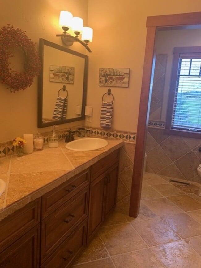 Building Photo - Fully furnished executive home with lake views located in gated community in Polson- Available Se...