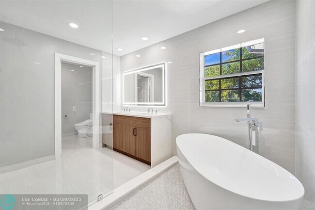Building Photo - 1326 SW 23rd St