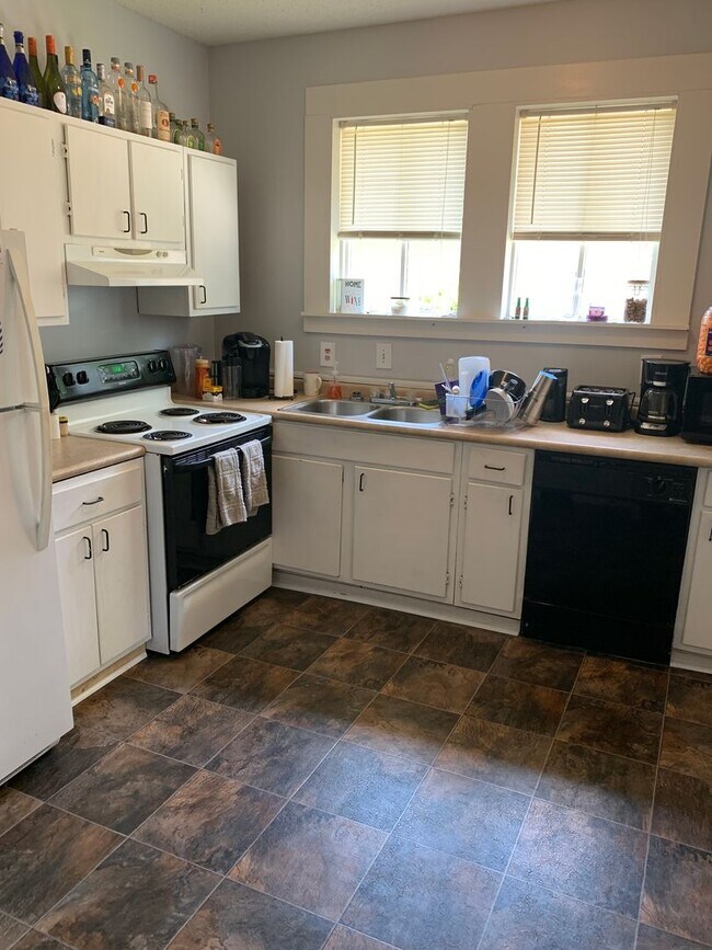 Building Photo - 1606 3rd Ave