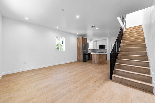 Building Photo - 1376 Edgecliffe Dr