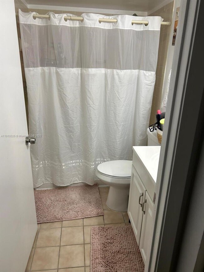 Building Photo - 351 Palm Way