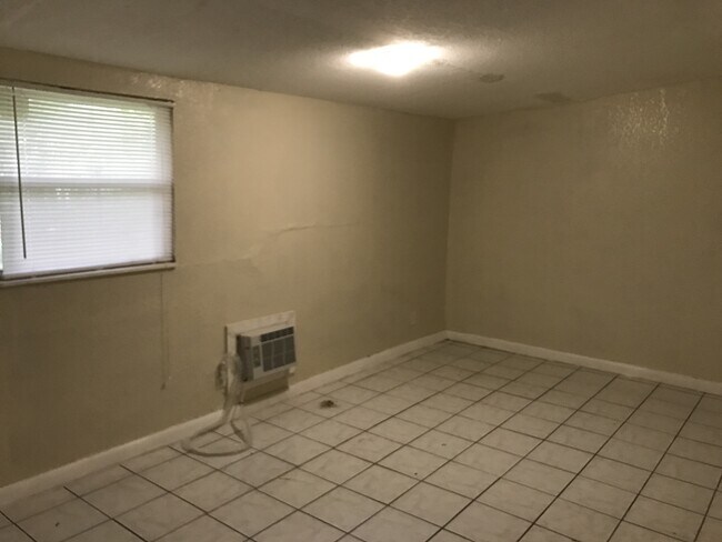 Building Photo - Nice 4-2 House with Central AC & Backyard