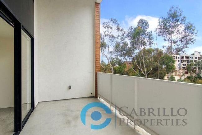 Building Photo - 2870 Fourth Ave