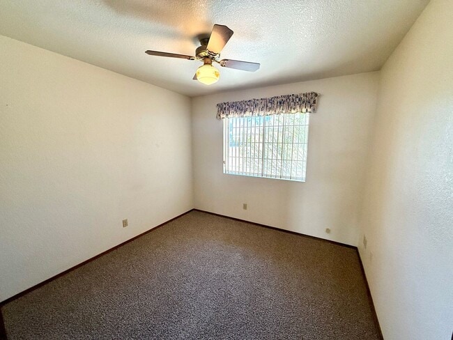 Building Photo - Spacious 3BR Cul-de-Sac Home with Bonus Room, New Carpet & Split Floor Plan!