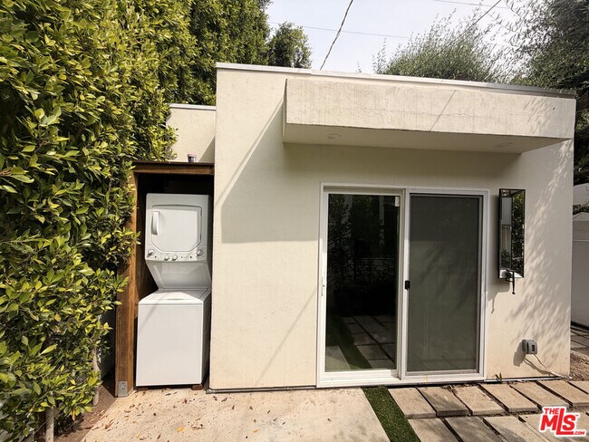 Building Photo - 1162 N Poinsettia Pl