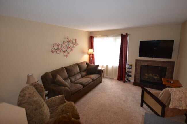 Building Photo - Warrior's Mark Condo!  Walk to town and on the bus route! Pet negotiable!
