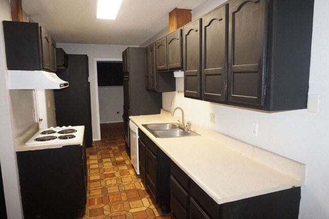 Building Photo - Spacious 2-Bed, 2-Bath Duplex!