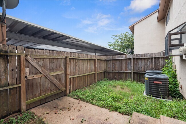 Building Photo - 11211 Pembridge Dr