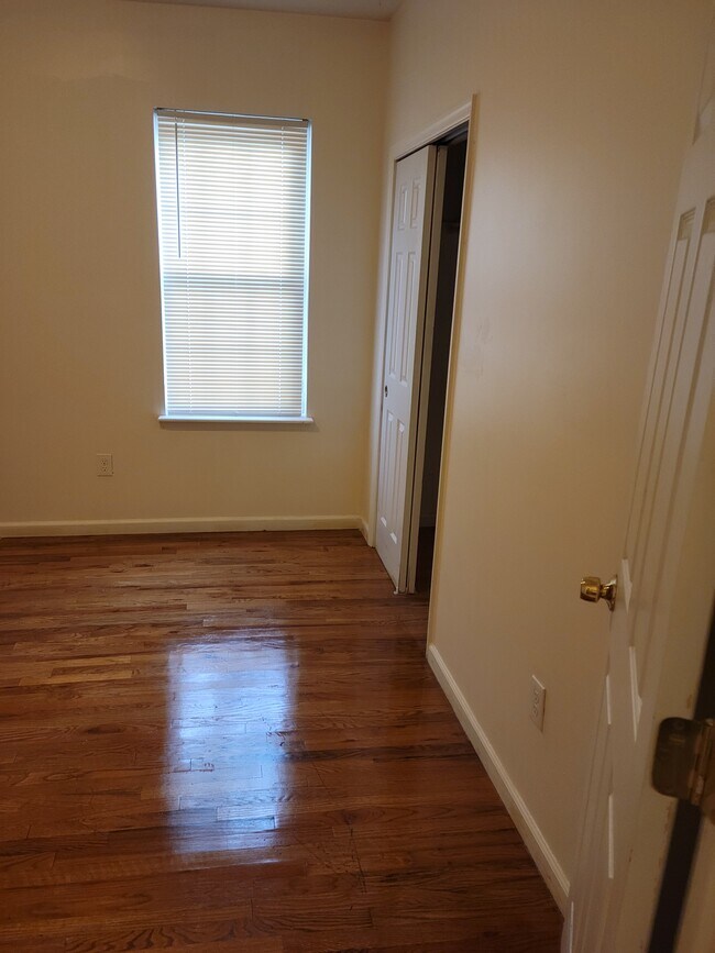 Building Photo - 102 11th Ave W