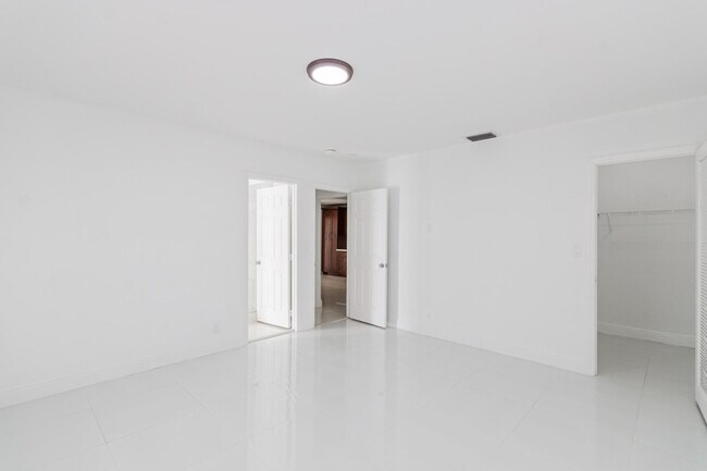 Building Photo - 2810 NE 60th St